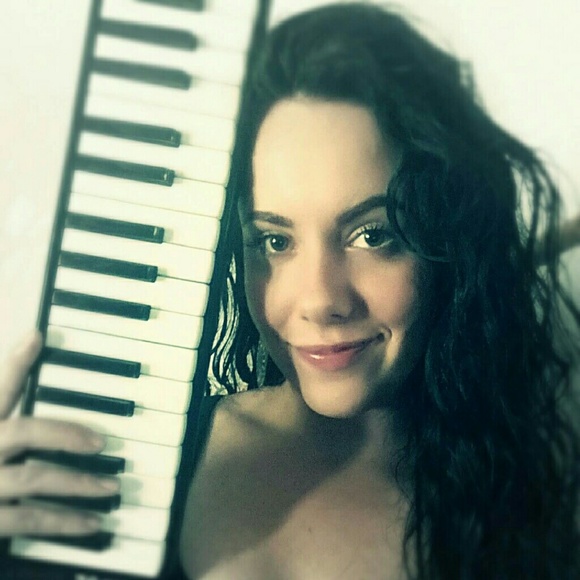 Meet your Posher, Britt - Picture 2 of 4