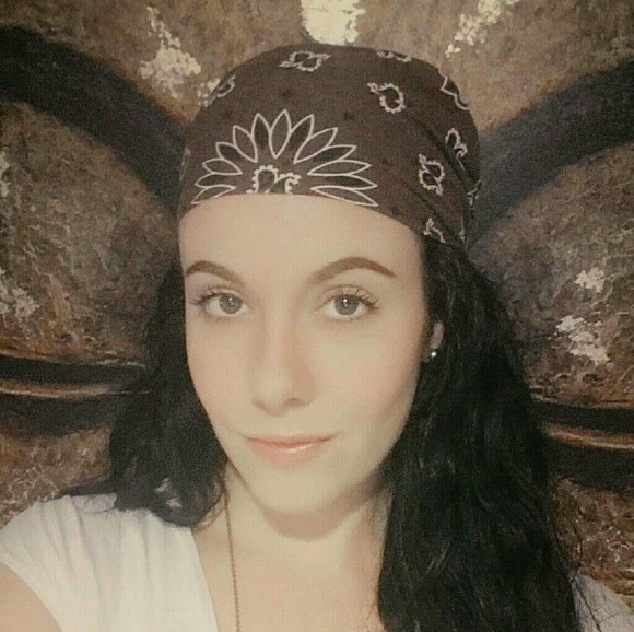 Meet your Posher, Britt - Picture 3 of 4