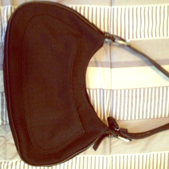 Black Nine West zippered purse w/ ID holder.