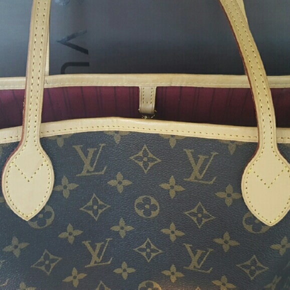 SOLD Neverfull MM In Fucsia - Picture 2 of 4