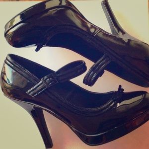 Sassy black patent leather Pin Up pumps 