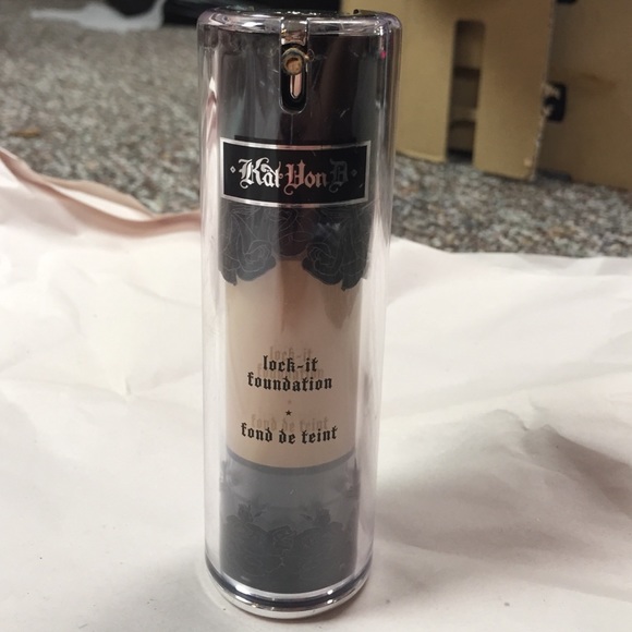 Kat Von D lock-it foundation