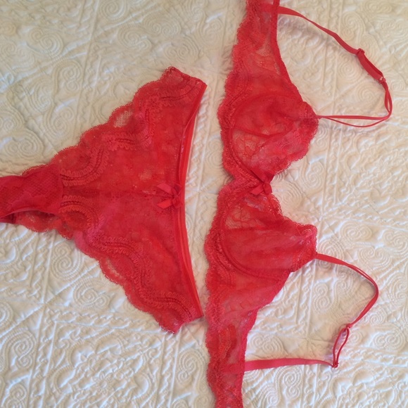 Non-contour lacy bra/tanga panty never worn