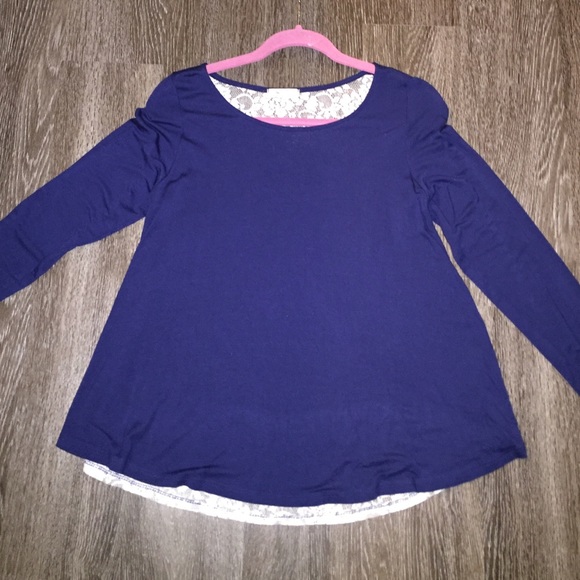 NWOT navy everly flowy top with lace back
