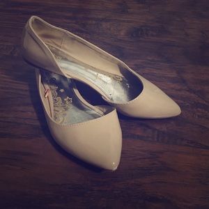 Pointed toe cream flats