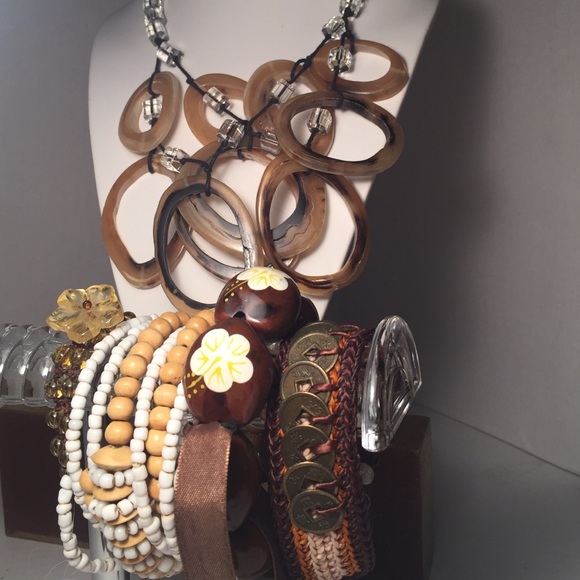 Lot of Jewelry - Picture 1 of 4