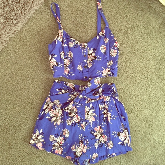 Two-Piece Flower Crop Shirt/Shorts Outift 🌸