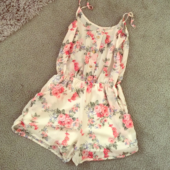Beautiful sheer flowery romper 🌸