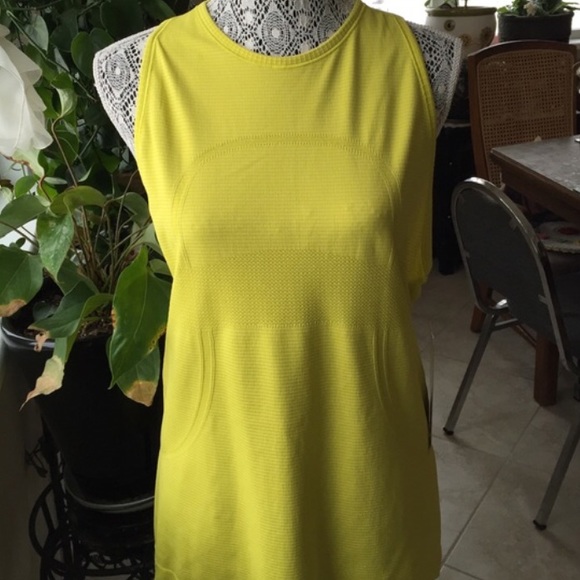 LuLu Swiftly Tech Tank | great condition