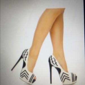 Peeptoe pump 4.75.not new but hasn't been worn yet