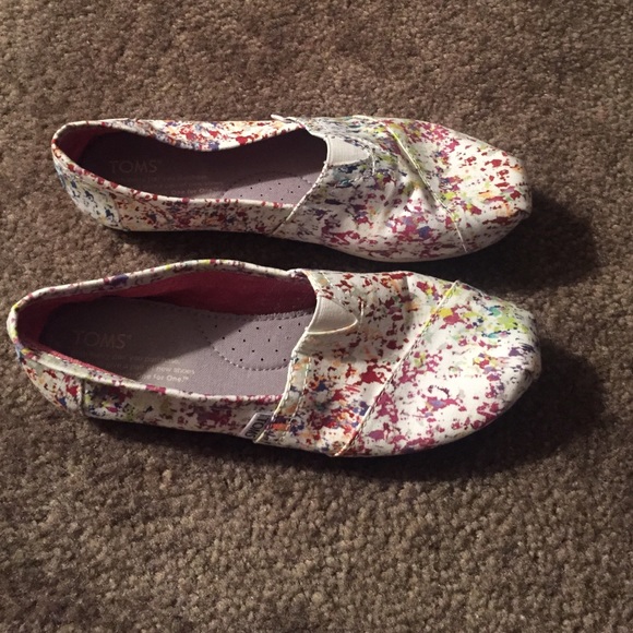 ✨ TOMS ✨ splattered paint TOMS.