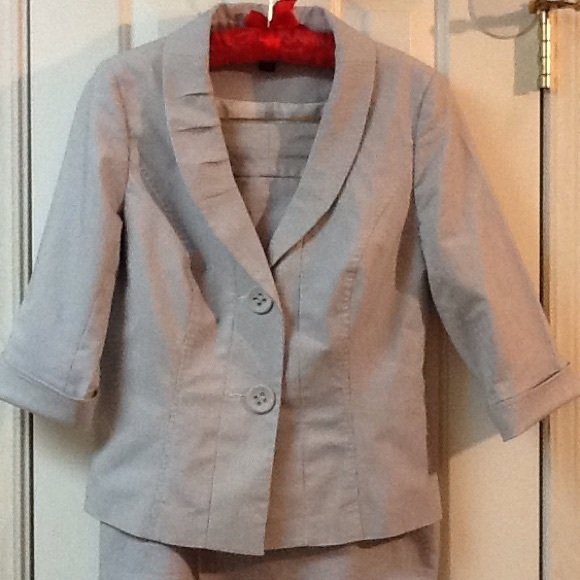 Tribella Pinstriped Size 6 Career Suit Navy Blue