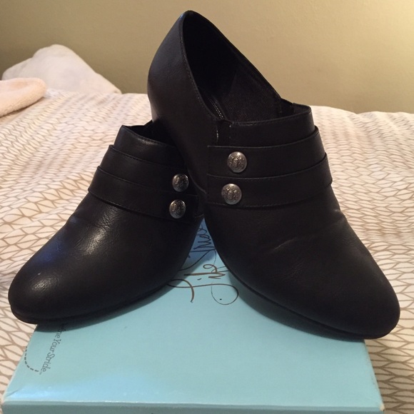 Life Stride black booties