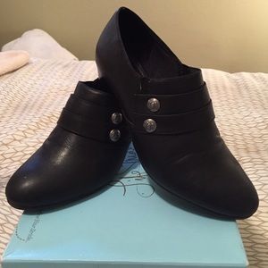 Life Stride black booties