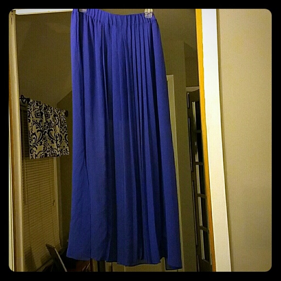 PLEATED MAXI SKIRT