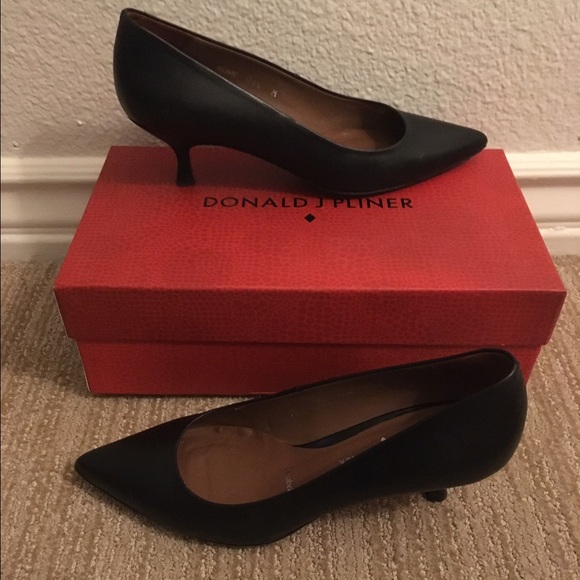 Donald J. Pliner Rome Black Pump size 6.5