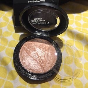 AUTHENTIC MAC COSMETICS HIGHLIGHTER