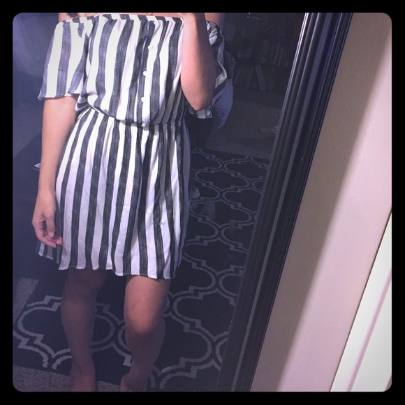 Off the shoulders stripe dress