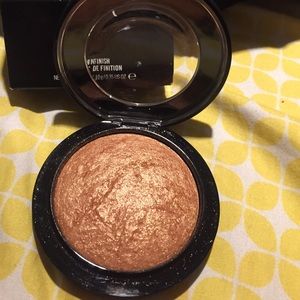 AUTHENTIC MAC COSMETICS HIGHLIGHTER