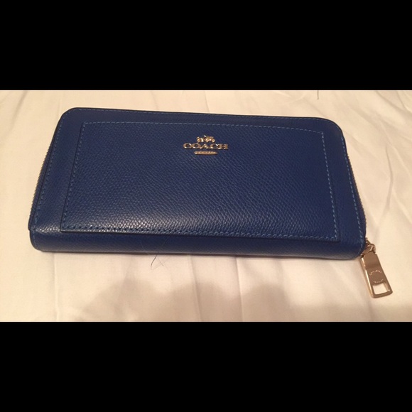 Coach Handbags - Coach zip around wallet
