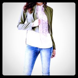 NWT Olive GUESS Blazer! 😍💓