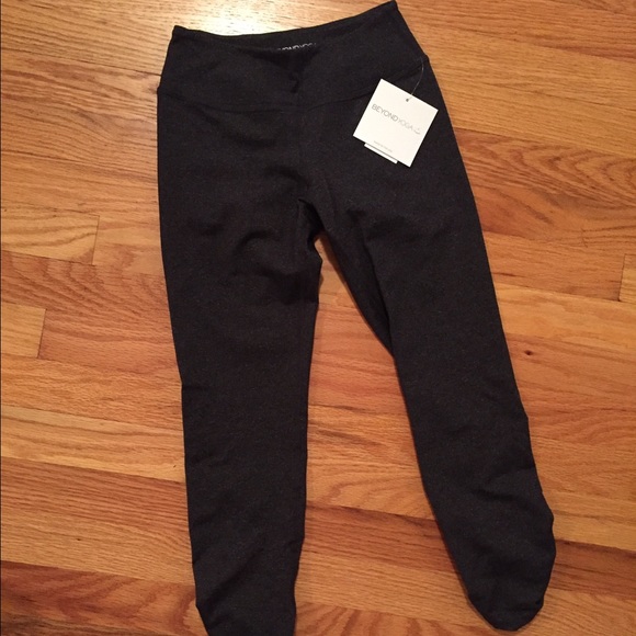 Beyond Yoga charcoal grey crop leggings (S) NWT!