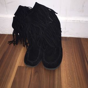 Minnetonka fringe boots in black