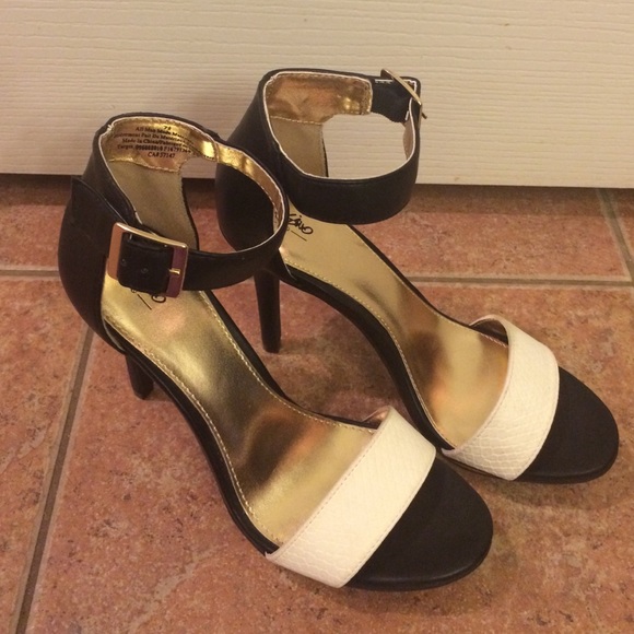 High heel ankle strap black/white shoe 7.5