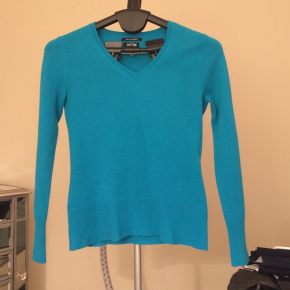 100% v-neck cashmere sweater