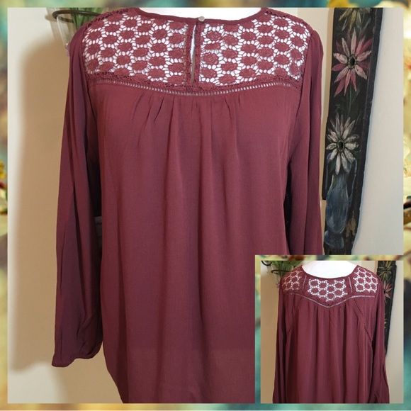 โฌ๏ธBurgundy Plus Top with Floral Cut Out Design - Picture 2 of 6