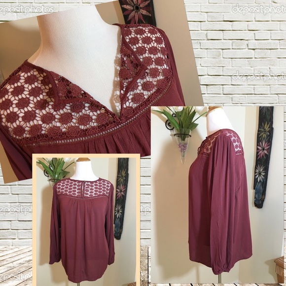 โฌ๏ธBurgundy Plus Top with Floral Cut Out Design - Picture 3 of 6