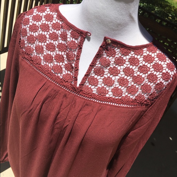 โฌ๏ธBurgundy Plus Top with Floral Cut Out Design - Picture 4 of 6