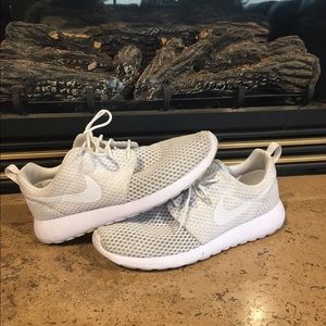 Men's size 10.5 Roshe run white