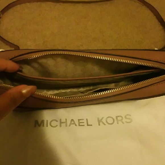 Michael Kor Large Jet Crossbody - Picture 3 of 3
