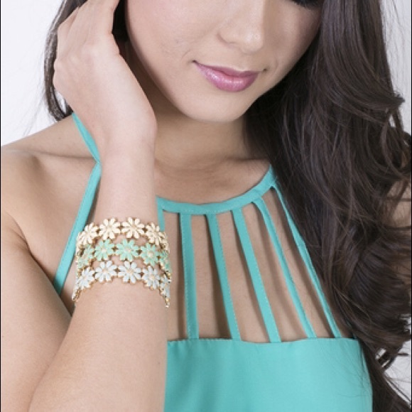 Sweet Daisies Bracelet in Baby Blue - Picture 2 of 2