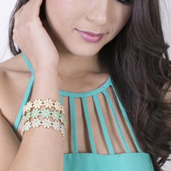 Sweet Daisies Bracelet in Cream - Picture 2 of 2