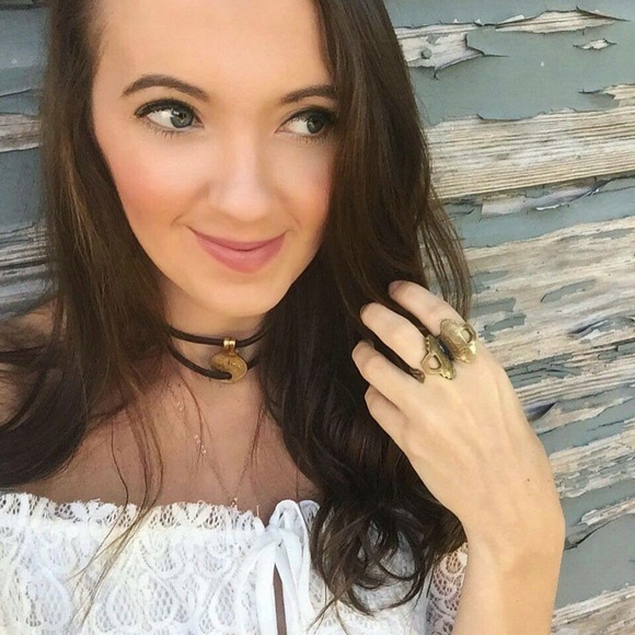 Meet your Posher, Amelia - Picture 2 of 8