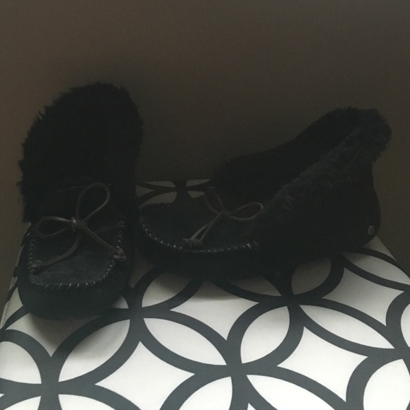 🚫🚫🚫🚫🚫 ON HOLD ✨ UGG MOCCASINS