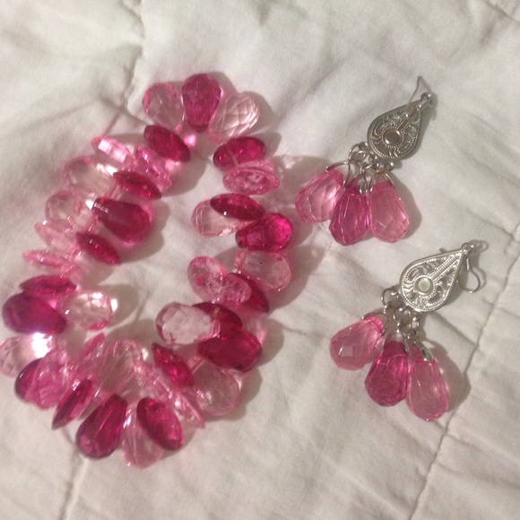 Pink costume jewelry bracelet and earrings - Picture 1 of 3