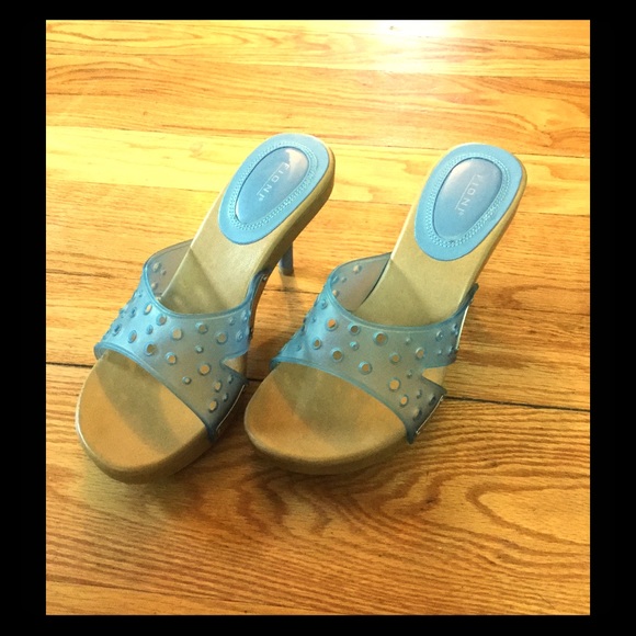 Women's slip on high heel shoe. Size 6 1/2