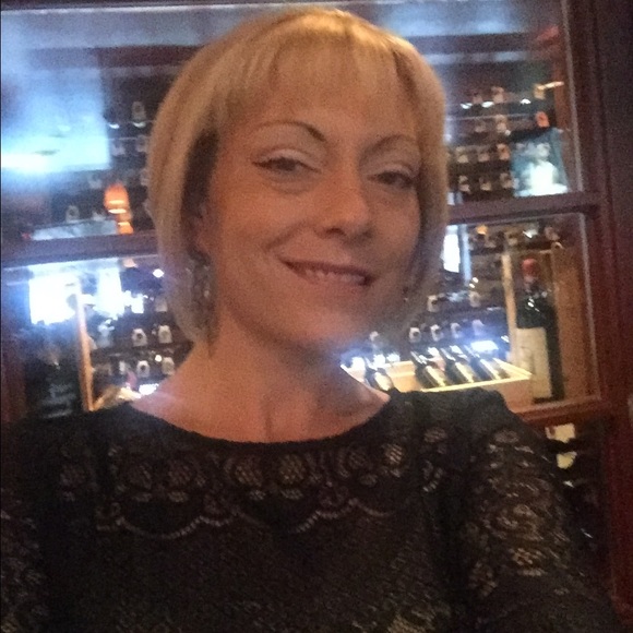 Meet your Posher, Amanda - Picture 2 of 2