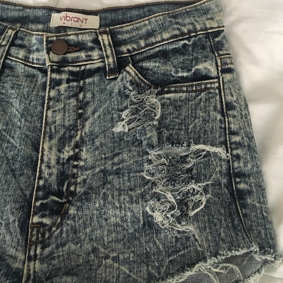 *NEW* High waisted shorts - Picture 2 of 4