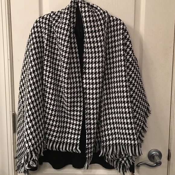 Jackets & Blazers - Blanket Scarf. One size. Houndstooth game day
