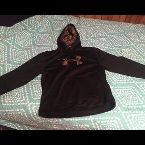 Camo Under Armour sweatshirt