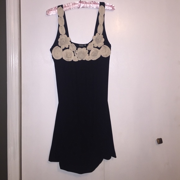 Star Vixen short dress with beautiful cream flower