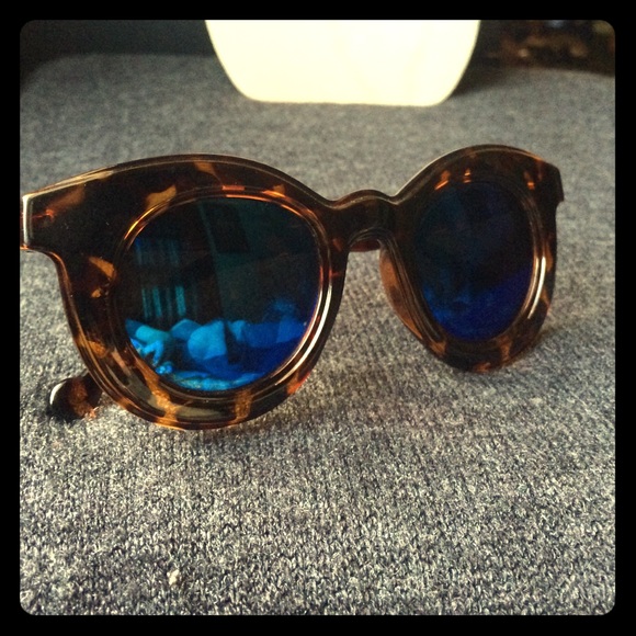Mirrored Sunglasses with Tortoiseshell Frames - Picture 1 of 3