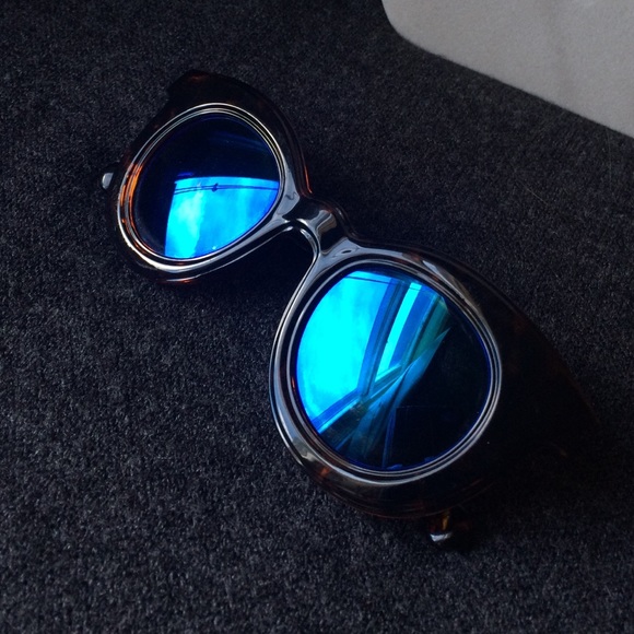 Mirrored Sunglasses with Tortoiseshell Frames - Picture 3 of 3