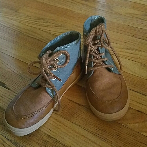 Old Navy Canvas/Leather front sneakers