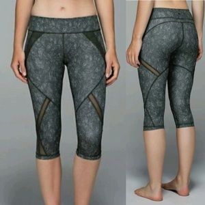 Lululemon cool to street crop w trendy MESH sides