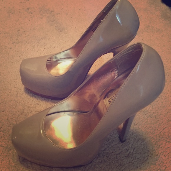 Steve Madden nude pumps, Size 7!